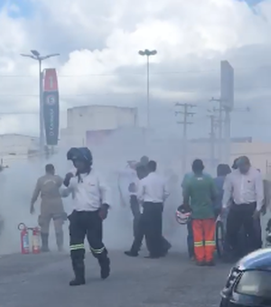 [Vídeo] Carro pega fogo em estacionamento de shopping 