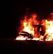 Colisão deixa automóveis em chamas; um homem morre e quatro pessoas ficam feridas