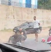 Colisão entre moto e carro deixa trânsito lento em Guaxuma