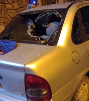 [Vídeo] Supostos integrantes de torcida organizada atacam carros na Levada