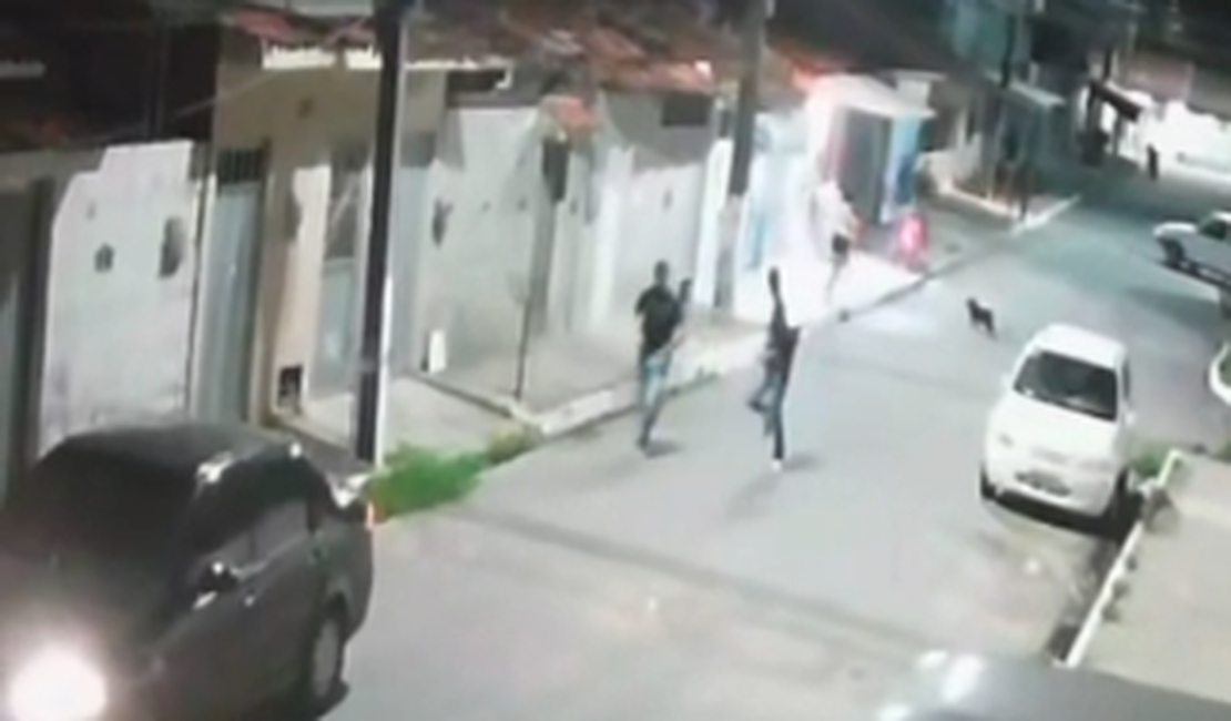 Câmera de segurança flagra suspeitos de ataque a tiros que deixou dois feridos no Petrópolis