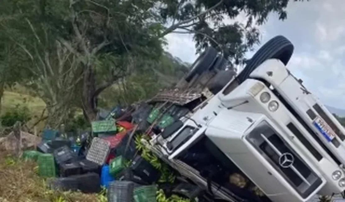 Caminhão tomba e espalha carga de bananas na rodovia AL-220, em São José da Tapera