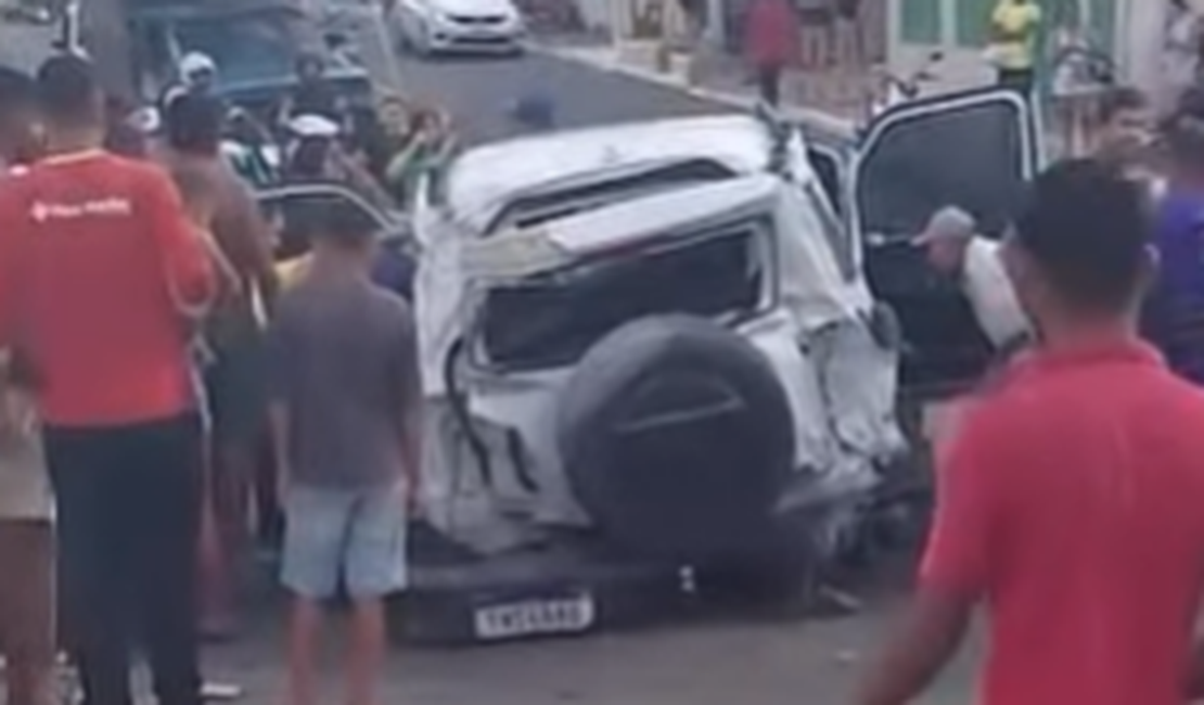 Motorista perde controle da direção e colide contra árvore e poste em Feira Grande