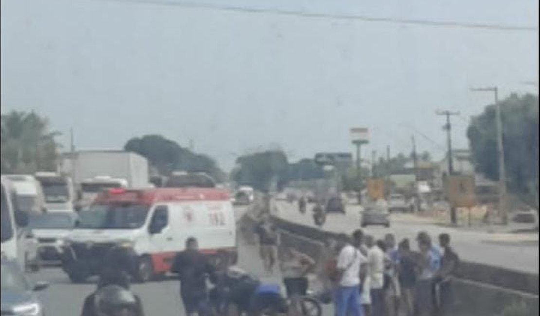 Colisão entre moto e bicicleta deixa dois feridos perto do viaduto da PRF