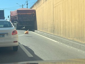 Acidente com caçamba deixa trânsito lento na Ladeira Geraldo Melo