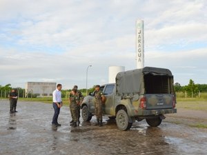 Governador inspeciona montagem de hospital de campanha neste sábado