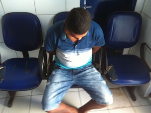 Homem é preso após roubar celular na Jatiúca
