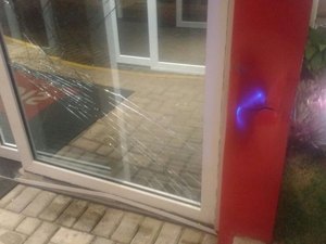 Condutor de veículo perde controle da direção e colide contra porta de hotel