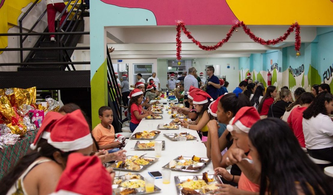 Com moradores da Vila Contente, Prefeitura realiza jantar de Natal no Restaurante Popular em Arapiraca