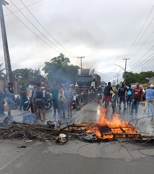 Moradores bloqueiam AL-215 contra BRK  no município de Marechal Deodoro