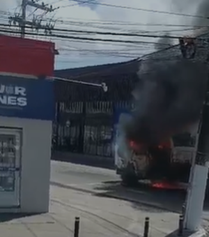 Caçamba é destruída por incêndio no bairro Tabuleiro do Martins, em Maceió