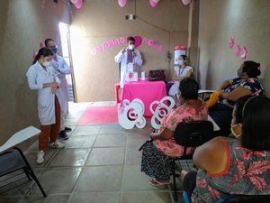Moradoras do bairro da Levada participam de ação do Maceió Rosa