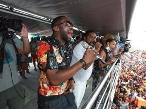 Lázaro Ramos e Taís Araújo gravam seriado em arrastão de Salvador