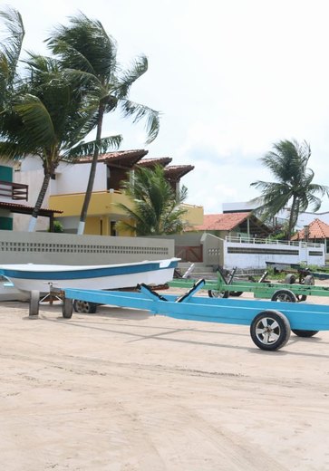 Operação apreende carroças de lanchas na Praia de Maragogi