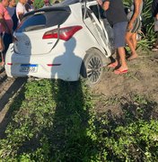 Carro cai em ribanceira e condutor fica preso entre ferragens em São Luís do Quitunde