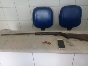 Adolescentes armados abordam ônibus escolar e assustam alunos 