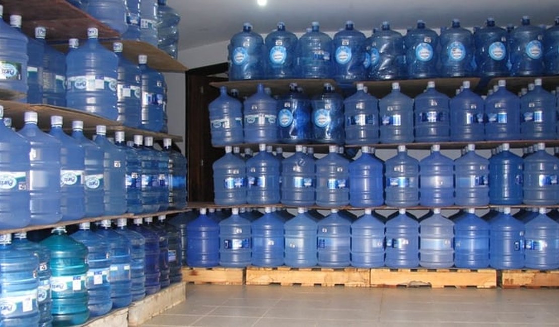 Água mineral é comercializada a R$30 em cidades antigidas pelas chuvas