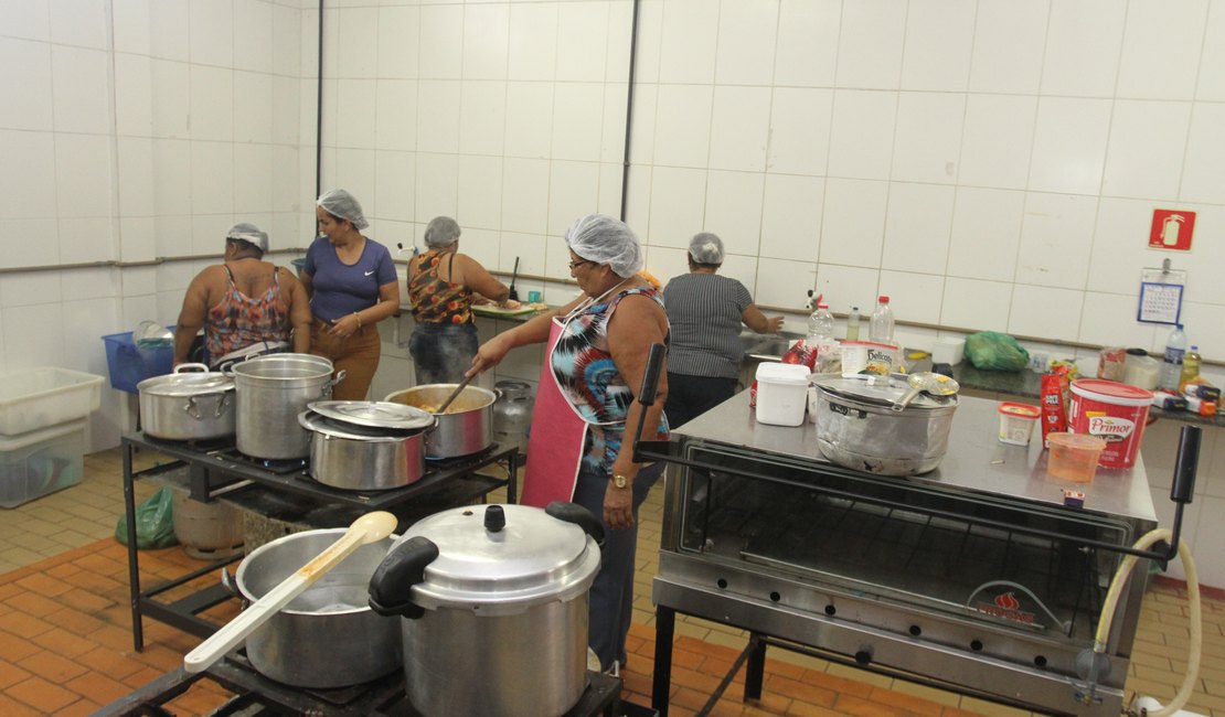 Prefeitura e voluntários distribuem mais de 4 mil refeições por dia às vítimas das chuvas