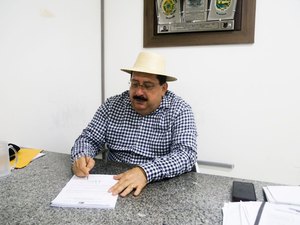 Prefeito Gilberto Gonçalves assina manifestação de interesse para compra de vacinas