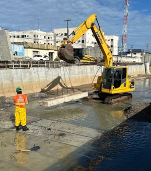 Obras de canalização do Riacho Salgadinho avançam com colocação de placas de concreto