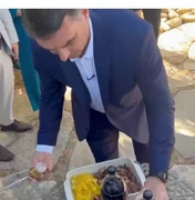 Flávio Bolsonaro serve churrasco a jornalistas e critica decisão de Moraes