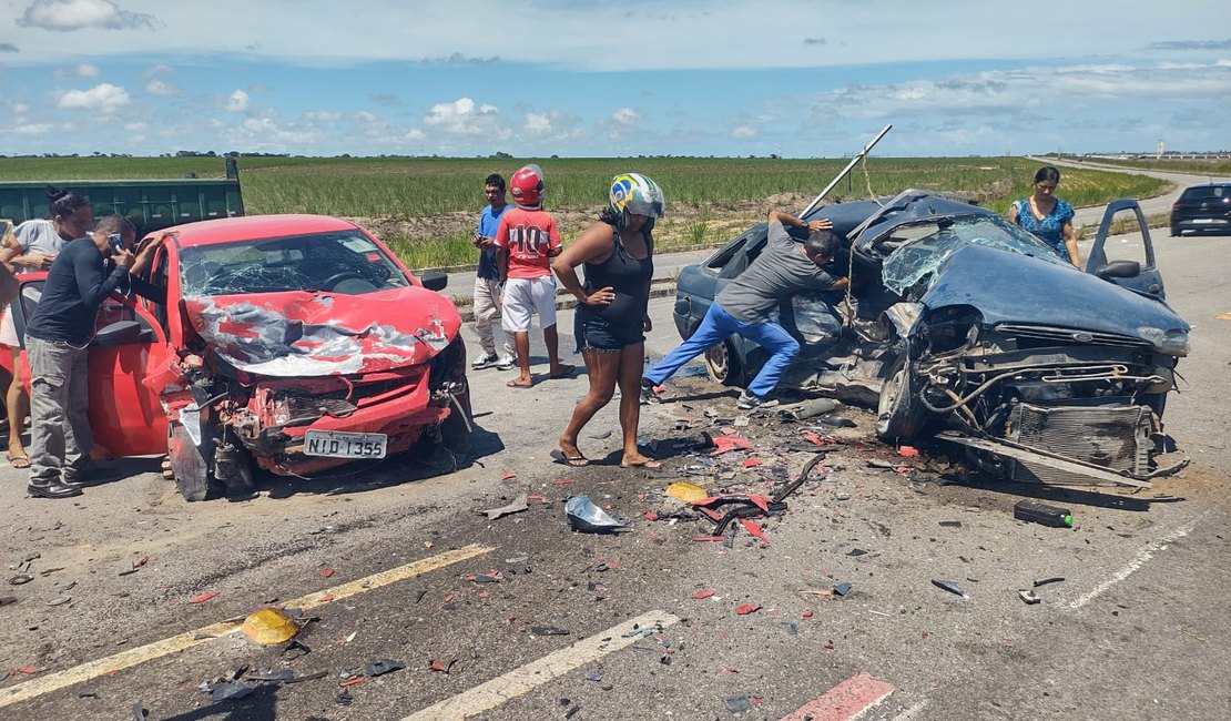 Colisão frontal entre dois veículos deixa cinco vítimas na parte alta de Maceió