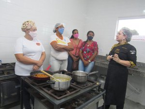 Chef renomada ensina novas técnicas culinárias para merendeiras de Penedo