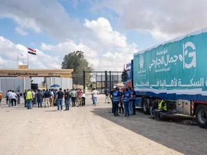 Os caminhões que esperam na fronteira para levar ajuda humanitária a Gaza