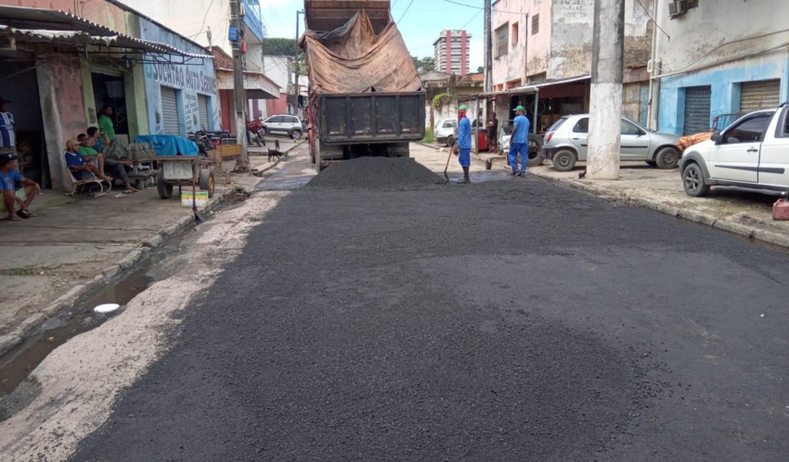 Prefeitura leva Operação Tapa-buraco para rua no bairro Levada