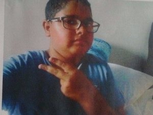 Adolescente vítima de bala perdida sai do coma e enche família de esperança