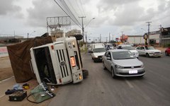 Carreta tomba na Avenida Menino Marcelo