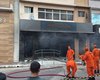 [Vídeo] Homem passa de moto, arremessa coquetel molotov e incendeia banco de empréstimo em Arapiraca