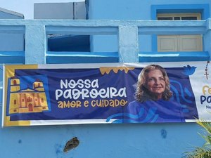 Banners com imagem da prefeita no entorno da igreja geram revolta às vésperas da festa da padroeira de Pilar