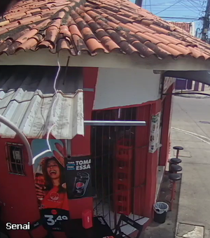 [Vídeo] Colisão entre moto e caminhonete é registrada em cruzamento no bairro do Poço