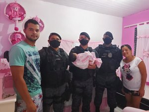 [Vídeo] Policiais do 3º BPM salvam  bebê engasgado com leite materno