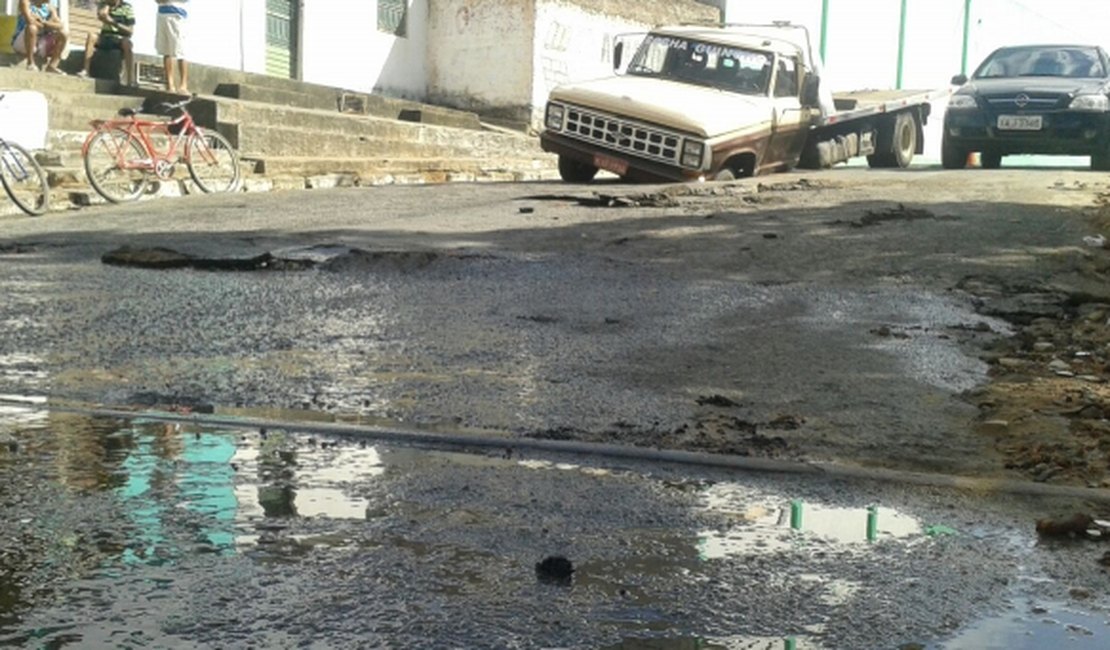 Vazamento da Casal causa atolamento de caminhão no bairro Primavera