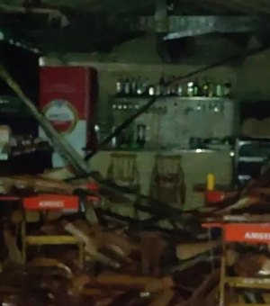 Teto de pizzaria desaba após fortes chuvas em Rio Largo; ninguém ficou ferido
