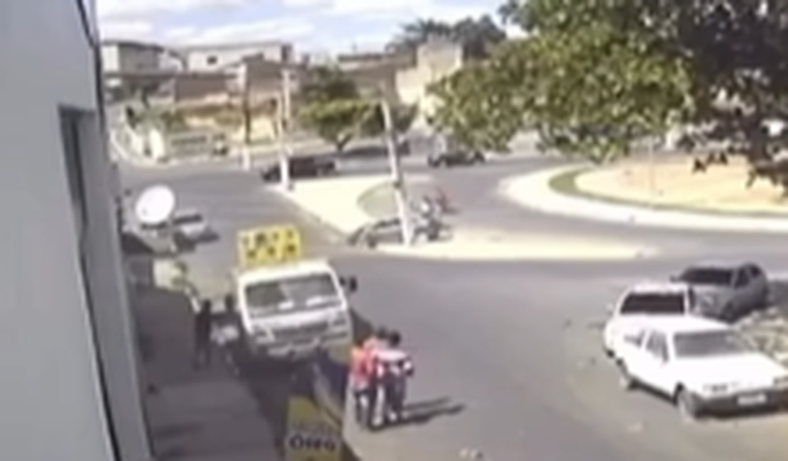 Homem perde controle de veículo e colide contra poste, em Arapiraca