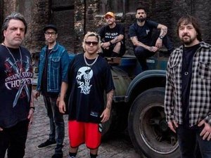 Charlie Brown Jr. volta aos palcos após 10 anos: 'Chorão e Champignon vivem na música'