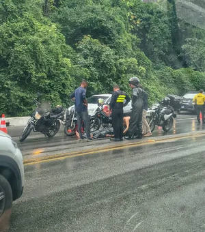 Colisão entre carro e moto deixa jovem ferido na ladeira Geraldo Melo, em Maceió