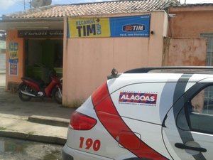 [Vídeo] Dupla invade loja e rouba celulares e notebook, em Arapiraca