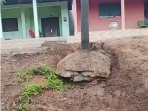 [Vídeo] Meses após denúncia, risco de queda de poste continua preocupando morador em Feira Grande