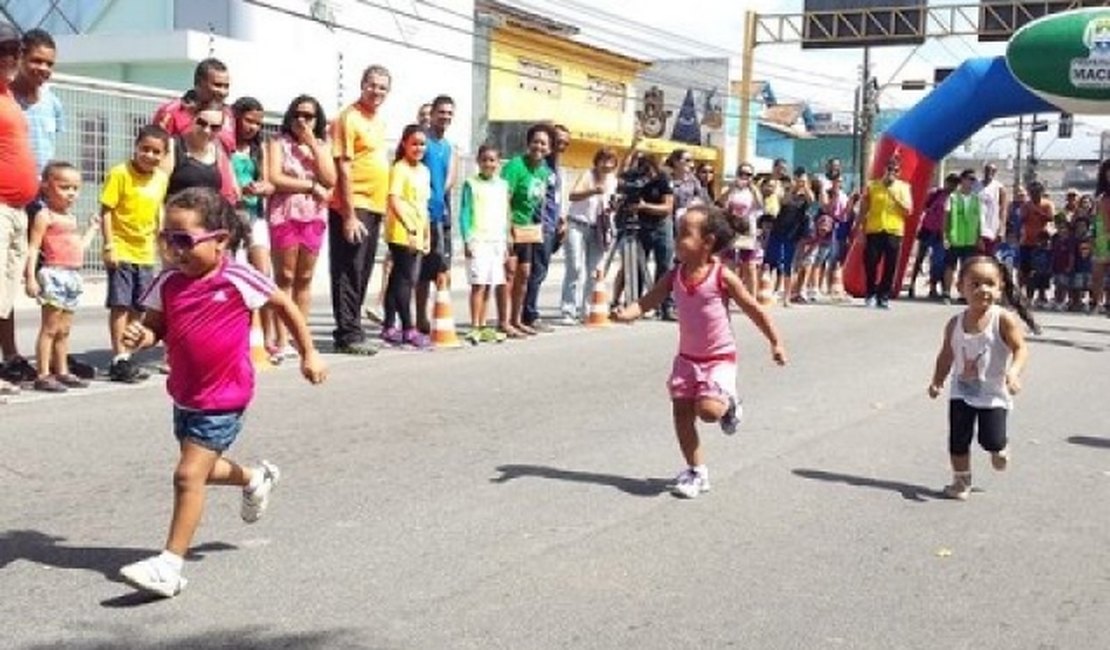 Crianças participam da Corrida Kids na Praça do Centenário