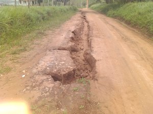 Estradas intransitáveis impedem acesso de estudante à escola em Olho d'Água Grande