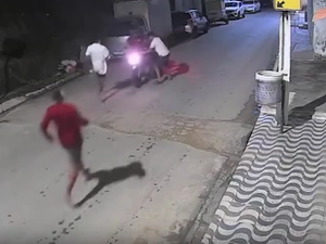 Moto de entregador assaltado e espancado é recuperada em Maceió e mulher é presa