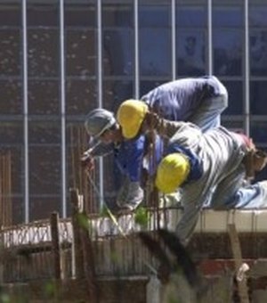 Emprego na construção mantêm registro de queda em março, diz CNI