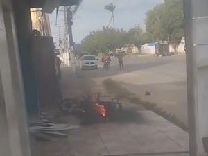 Moto pega fogo após curto-circuito em transformador na Avenida Silvestre Péricles