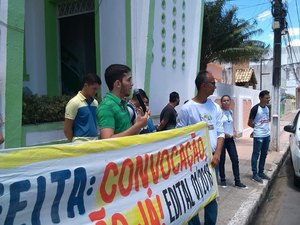 Concursados de Major Izidoro protestam por nomeações