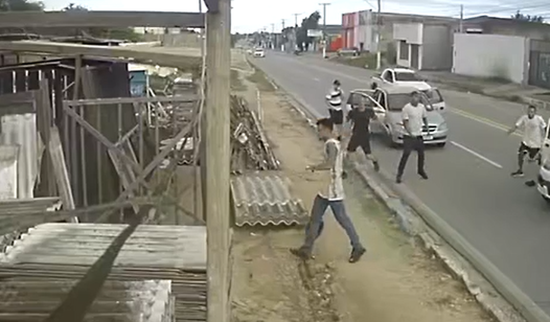 [Vídeo] Torcedores do CSA são vítimas de agressão a caminho do estádio Rei Pelé no bairro Santa Amélia