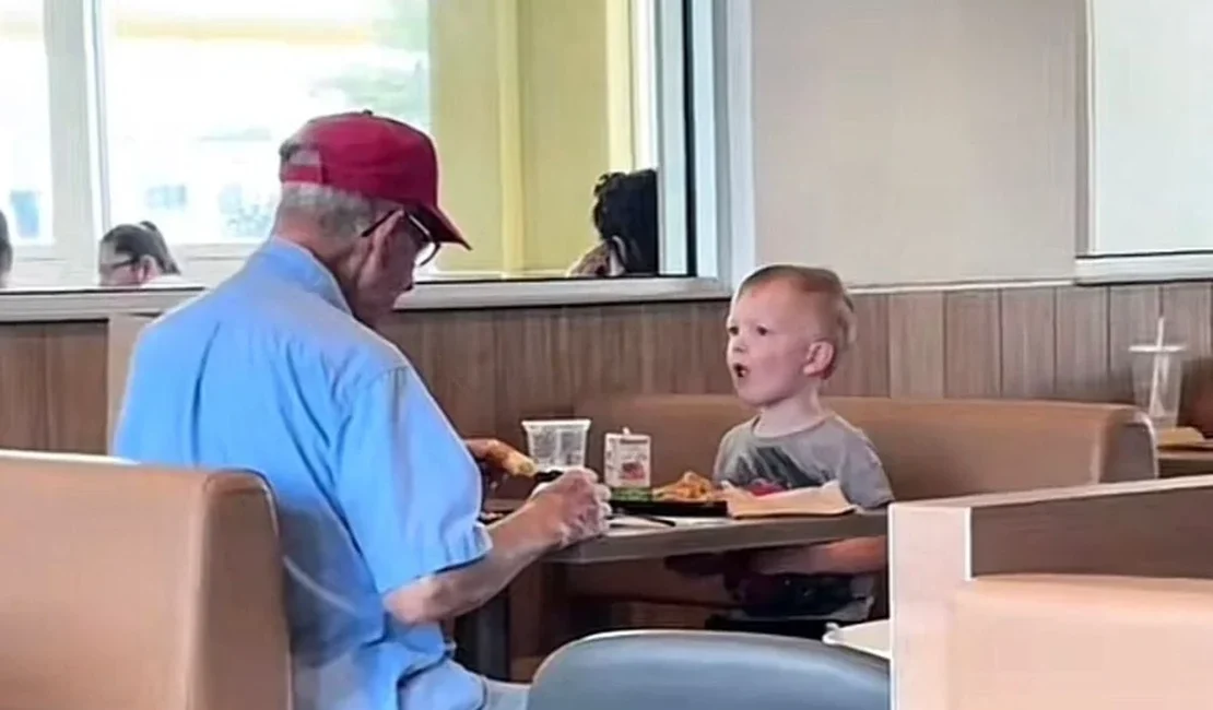 Criança vê idoso comendo sozinho e decide agir; gesto comove a web